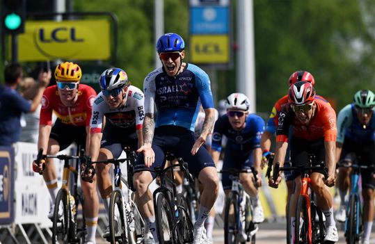 Topsprinter Jonathan Milan verrassend geklopt in Dauphiné, geletruidrager Remco Evenepoel komt ten val