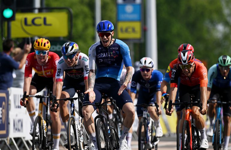 Topsprinter Jonathan Milan verrassend geklopt in Dauphiné, geletruidrager Remco Evenepoel komt ten val