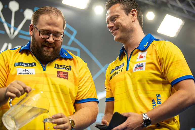 Meteen verwarring en hilariteit op World Cup of Darts: 'Waar zijn de uitshirts?'