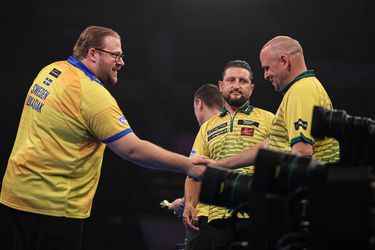 Meteen verwarring en hilariteit op World Cup of Darts: 'Waar zijn de uitshirts?'