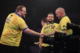 Meteen verwarring en hilariteit op World Cup of Darts: 'Waar zijn de uitshirts?'