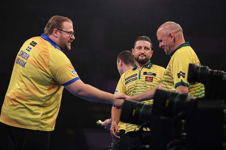 Meteen verwarring en hilariteit op World Cup of Darts: 'Waar zijn de uitshirts?'