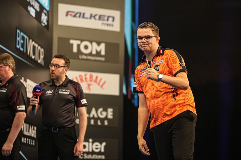 'Dit gaan we niet uitzenden': Nederlandse darter Gian van Veen baalt van strak shirtje op World Cup of Darts