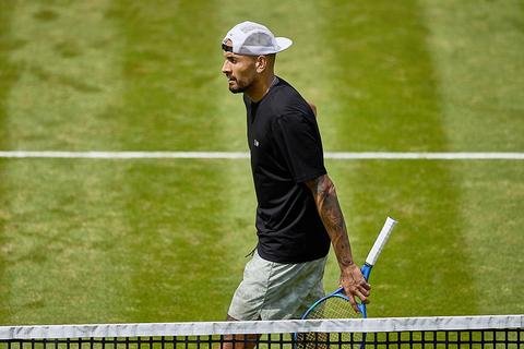 Omstreden tennisser (31) baart opzien bij rentree door discussie met scheids: 'Dat is een kwestie van fatsoen'