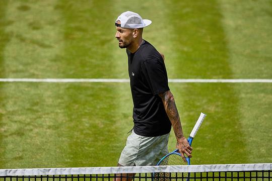 Omstreden tennisser (31) baart opzien bij rentree door discussie met scheids: 'Dat is een kwestie van fatsoen'