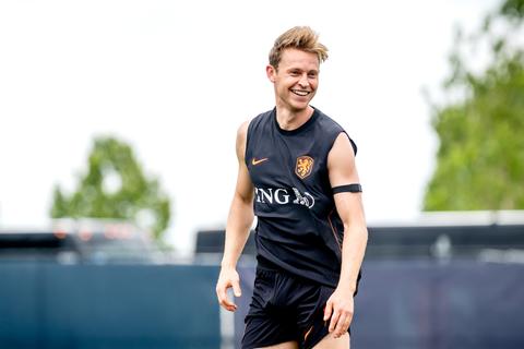Frenkie de Jong traint 'met grote glimlach' bij Oranje: 'Dat kan dit WK onze kracht zijn'
