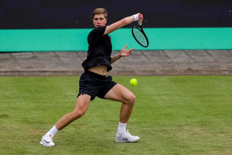 Tennistalent Thijs Boogaard (17) gaat strijdend ten onder tegen Daniil Medvedev op Libema Open