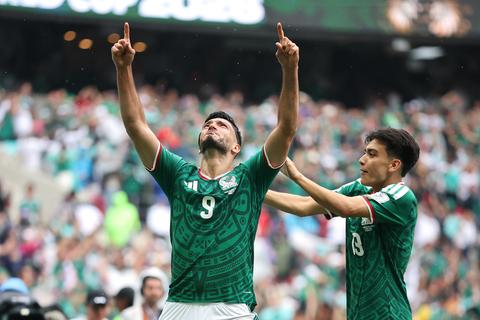 Spits Mexico verklaart zijn tranen op WK voetbal: 'Op dat moment realiseerde ik me dat hij er niet was'