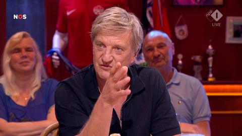 Oud-topvoetballer Wim Kieft (63) maakt excuses tijdens NOS-uitzending: 'Ik was een beetje afgeleid'