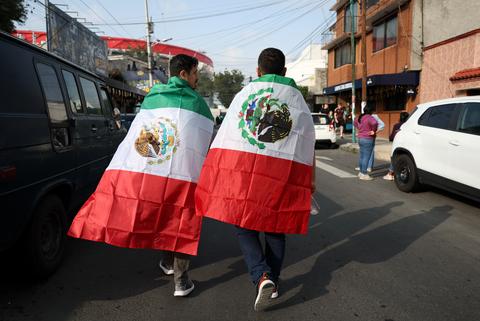 Chaos bij openingsduel WK voetbal: Mexicaanse politie aangevallen met benzinebommen en bakstenen