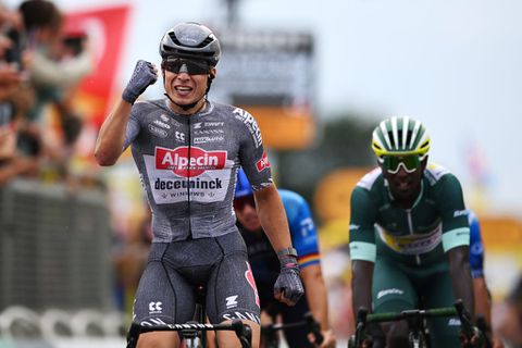 Jasper Philipsen pakt sprintzege in doldwaze dertiende etappe na forse valpartij in laatste kilometer