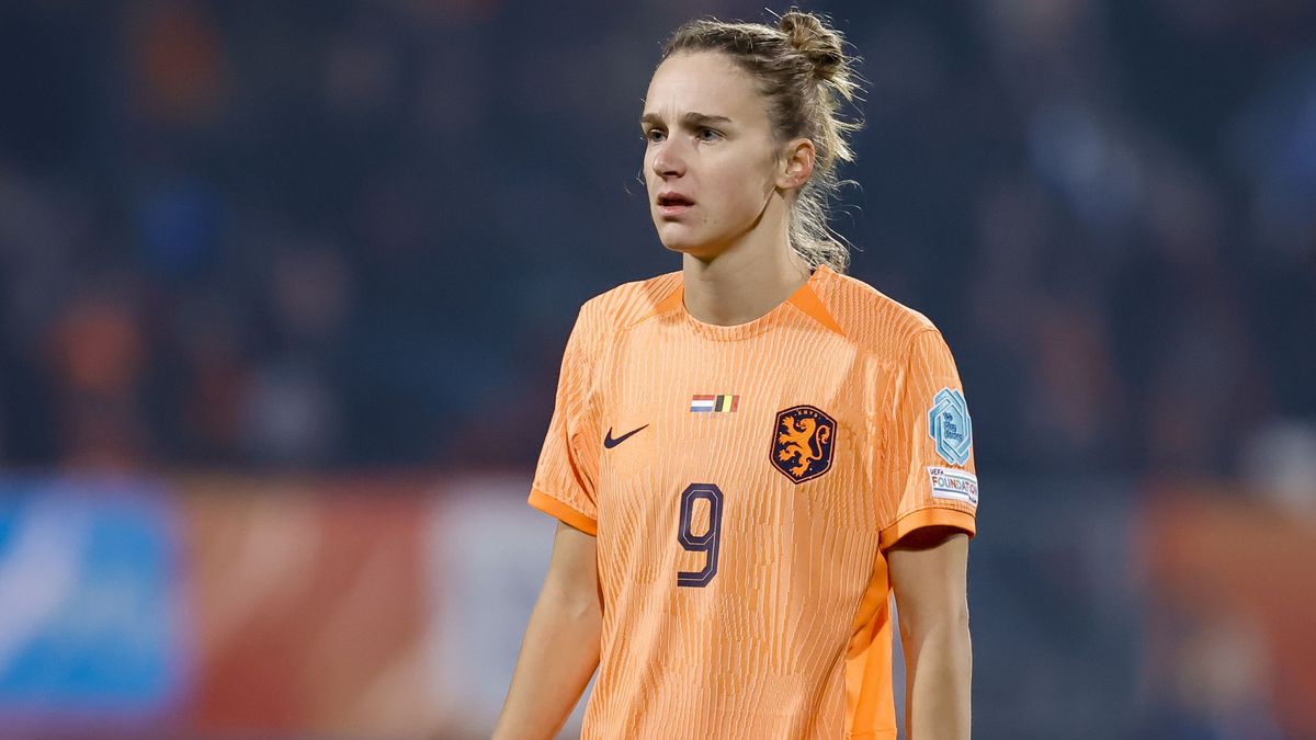 Jackie Groenen ziet blessureleed Vivianne Miedema met lede oog aan: ‘Wéér moet ze nieuwe energie en vertrouwen krijgen’