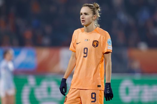 Jackie Groenen ziet blessureleed Vivianne Miedema met lede oog aan: ‘Wéér moet ze nieuwe energie en vertrouwen krijgen’