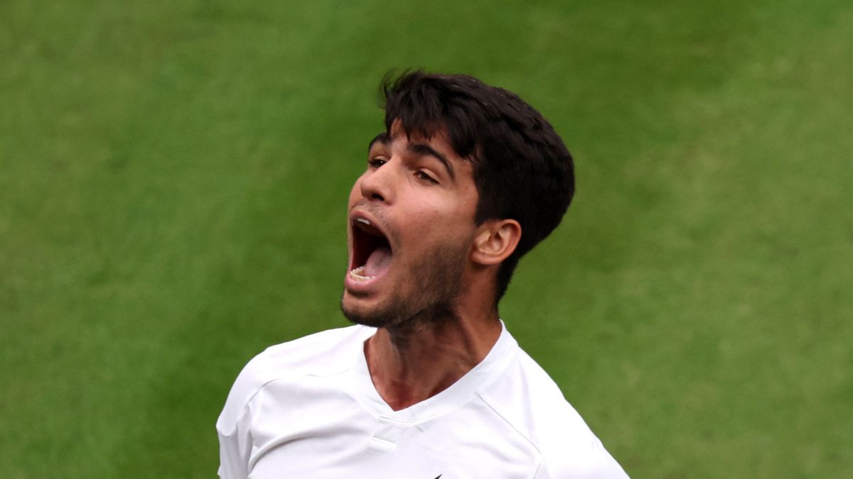 Carlos Alcaraz bereikt finale Wimbledon en sart Engelse publiek met opmerking over EK voetbal