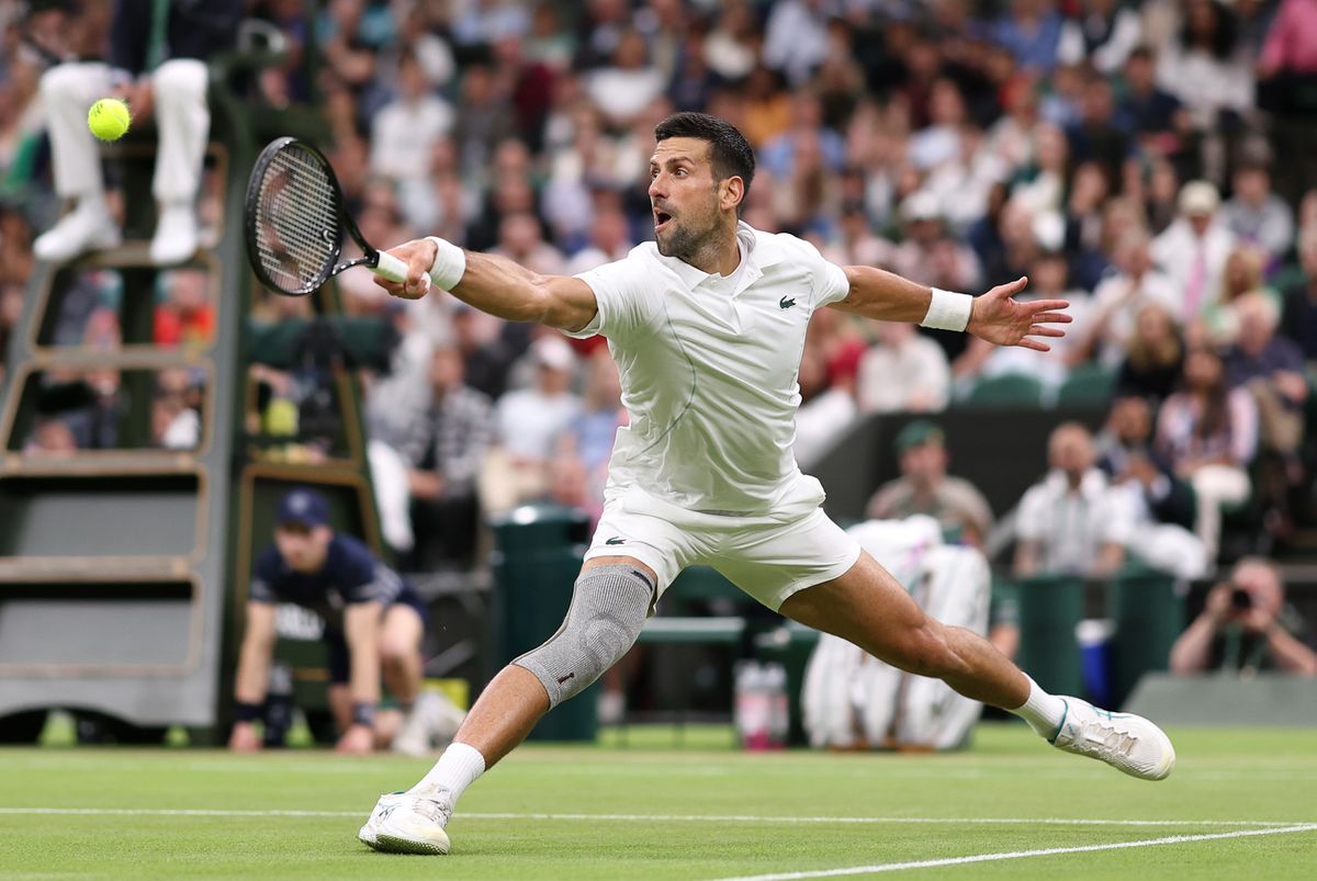 Novak Djokovic weer met 'illegale' grijze brace in halve finale Wimbledon