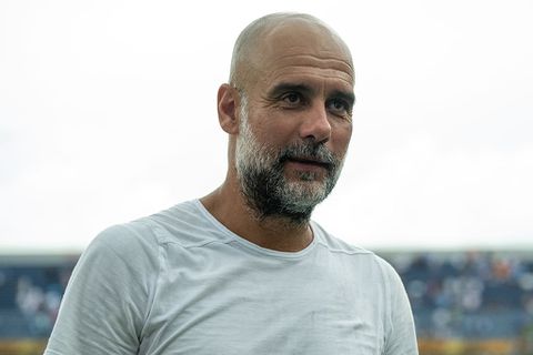 Eerbetoon en boegeroep voor Pep Guardiola tijdens concert in Manchester: 'Beste trainer aller tijden'