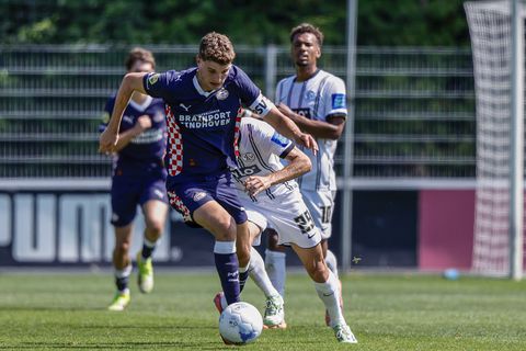 PSV'er Guus Til lacht vergelijking van Joey Veerman met nieuwe ploeggenoot weg: 'Dat is echt enorm snel opgepakt'