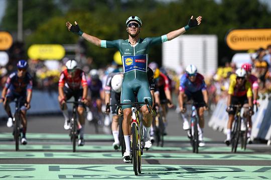 Visma-renner Wout van Aert overtreft zichzelf, groene Jonathan Milan sprint naar eerste Tourzege