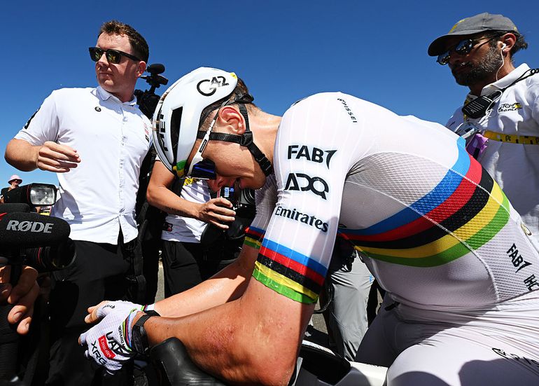 Tadej Pogacar tijdens Tour de France gelinkt aan doping: 'Op z'n zachts gezegd verbazingwekkend'