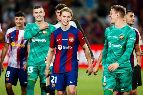 Teamgenoot van Frenkie de Jong krijgt pijnlijk nieuws te horen: conflict bereikt nieuw dieptepunt