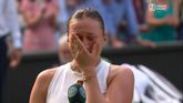 Zwaar geëmotioneerde toptennisster zorgt voor verbazing na bizar slotstuk op Wimbledon