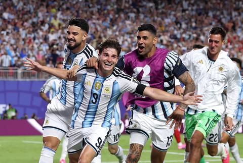 Julian Álvarez laat stadion ontploffen: Argentinië laatste halve finalist op WK voetbal na zenuwslopend duel met Zwitserland