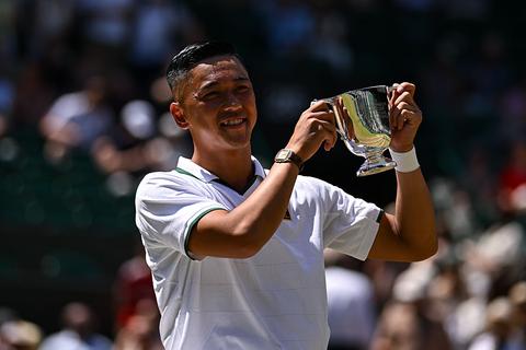 Wimbledon-winnaar lacht zich suf na per ongeluk slopen van beker: 'Lijkt nu net een kunstwerk'