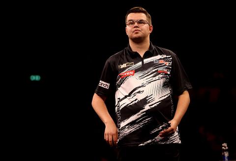 Nederlandse topdarter Gian van Veen baalt van wéér 'alles of niets', ook Michael van Gerwen uitgeschakeld