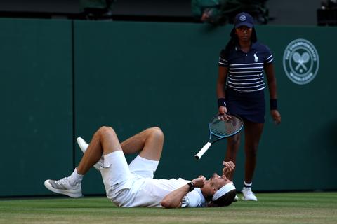 Zorgelijk moment tijdens finale Wimbledon: publiek houdt adem in na pijnlijke val Alexander Zverev