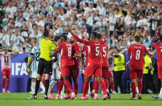 Zwitserland ontvangt bijzondere rode kaart na nieuwe regel van de FIFA op WK voetbal
