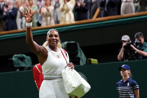 Tenniscoach Serena Williams (44) geeft uitsluitsel over doorspelen na blessure op Wimbledon