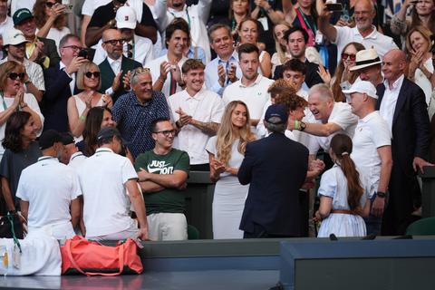 Toptennisser Jannik Sinner klimt meteen naar bekende vriendin na gewonnen Wimbledon-finale