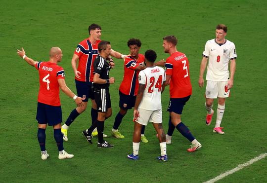 Volop ongeloof over bizar moment bij Noorwegen - Engeland op WK voetbal: 'Je moet naar de spelers kijken'