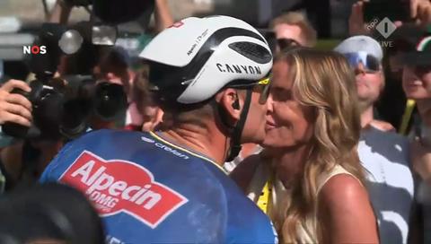 Mathieu van der Poel valt zwangere geliefde meteen kussend in haar armen na prachtig moment