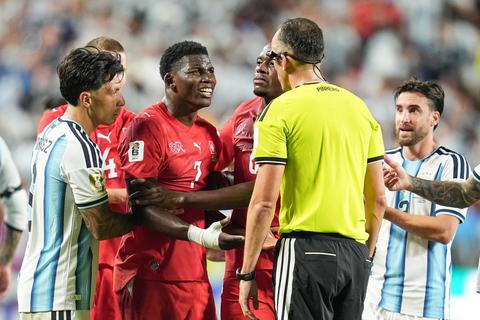 Ongeloof in Zwitserland na veelbesproken rode kaart tegen Argentinië op WK: 'Pure incompetentie'