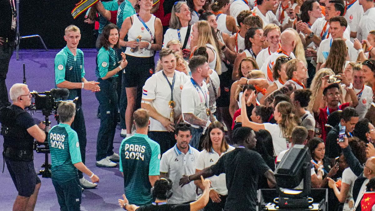 'Het bloed spoot eruit': Jeffrey Hoogland komt na ongelukje bij feest gehavend naar olympische huldiging