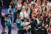 'Het bloed spoot eruit': Jeffrey Hoogland komt na ongelukje bij feest gehavend naar olympische huldiging