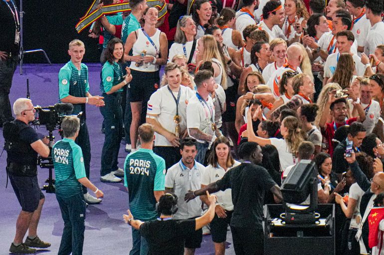 'Het bloed spoot eruit': Jeffrey Hoogland komt na ongelukje bij feest gehavend naar olympische huldiging