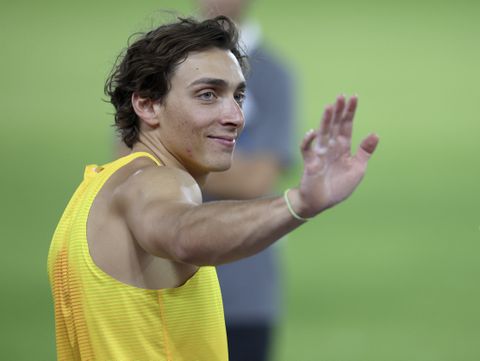 Polsstokfenomeen Armand Duplantis viert nieuw wereldrecord op intieme wijze met zijn verloofde