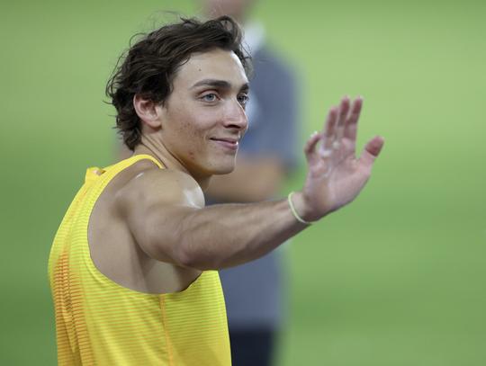 Polsstokfenomeen Armand Duplantis viert nieuw wereldrecord op intieme wijze met zijn verloofde
