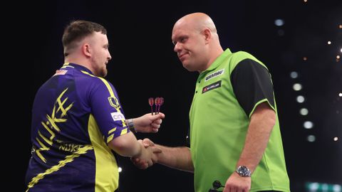'Nonchalante' topdarter Luke Littler volgt lijn van Michael van Gerwen: 'Daar vonden mensen weer wat van'
