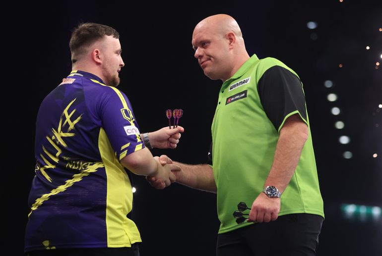 'Nonchalante' topdarter Luke Littler volgt lijn van Michael van Gerwen: 'Daar vonden mensen weer wat van'