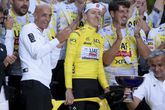 UAE Team Emirates-manager Mauro Gianetti viert de Tourzege van Tadej Pogacar. ©Getty Images