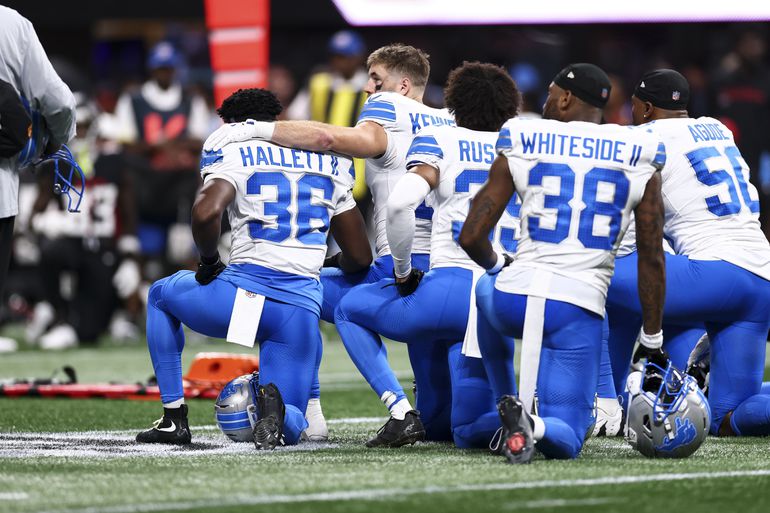Grote schok in NFL: spelers bidden samen op het veld na afgrijselijk moment