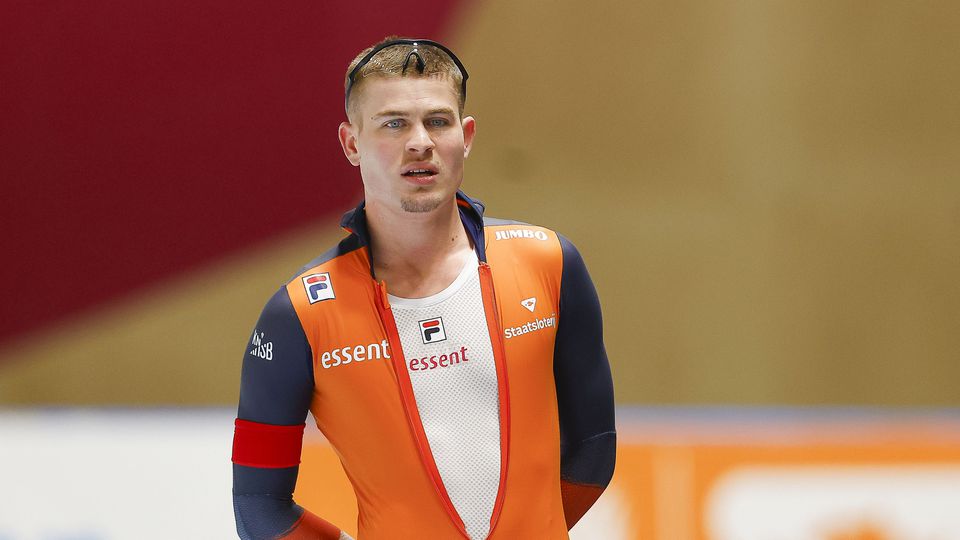Topschaatser Joep Wennemars valt op met bijzonder kledingstuk: 'Zijn die gemaakt door je oma?' image