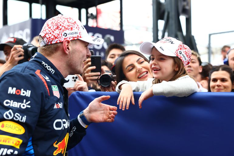 Vertederende beelden Max Verstappen duiken op: F1-wereldkampioen viert feest van bonusdochter uitbundig mee