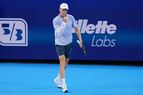 Flink schrikken voor toptennisser Jannik Sinner: grote chaos op toernooi na bizar incident