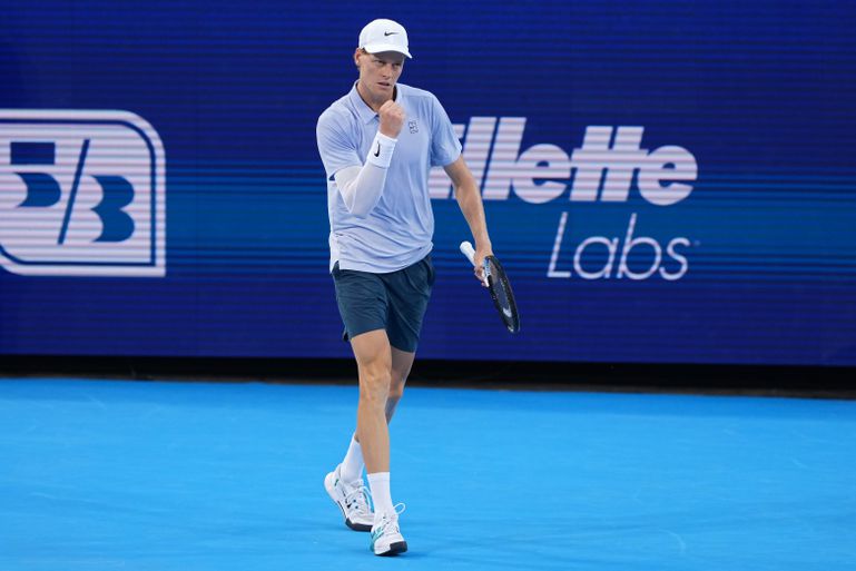 Toptennisser Jannik Sinner komt met de schrik vrij: wedstrijd stilgelegd vanwege bizar incident