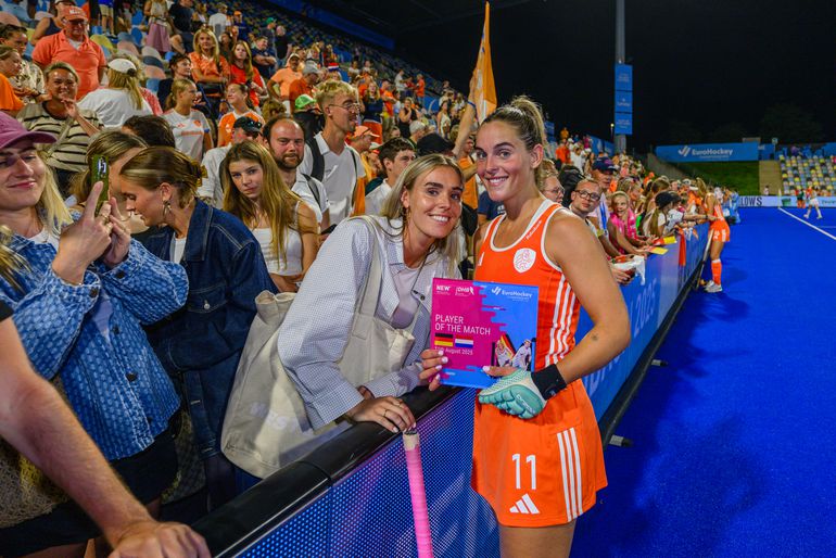 Tophockeyster Pien Sanders staat stil bij bijzonder nieuws, 'meest trotse vriendin ooit' Jill Roord reageert