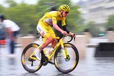 Tadej Pogacar rijdt in het geel in Parijs tijdens de Tour de France. ©Getty Images